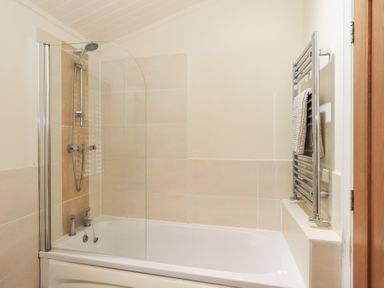 A bathroom with a bathtub and shower at Laughing Duck in Troutbeck Bridge