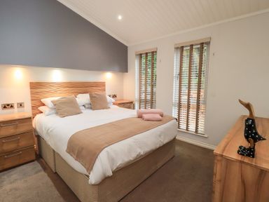 A bedroom with a bed and bedside tables at Laughing Duck in Troutbeck Bridge