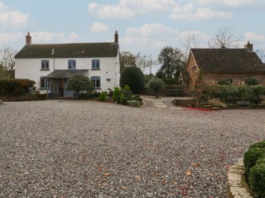 A house with a gravel driveway and garden at a 3 bed property in 
