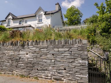 A house with a garden and stone wall at Haulfryn in Dolwyddelan