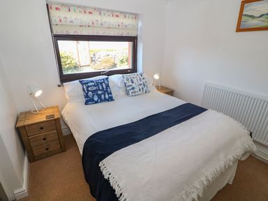 A bedroom with a bed and bedside tables at Goetra