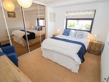 A bedroom with a bed and mirror at Goetra