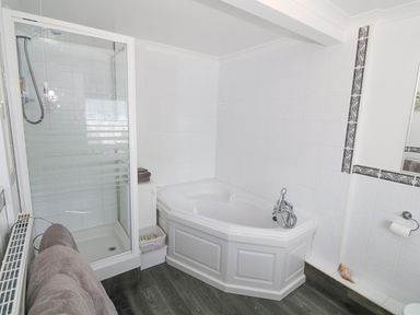 A bathroom with a shower and bathtub at Goetra