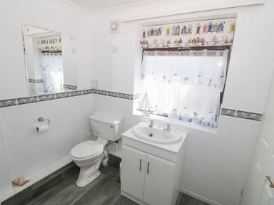 A bathroom with a sink and a toilet at Goetra