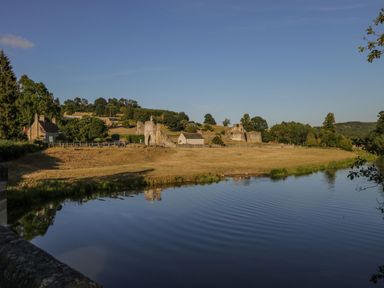 A rural landscape with buildings and a river at 3 Marinas side Malton