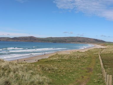 A beach with waves and a path near the ocean at Oer - 8 Ty'n Don Llanengan near Abersoch