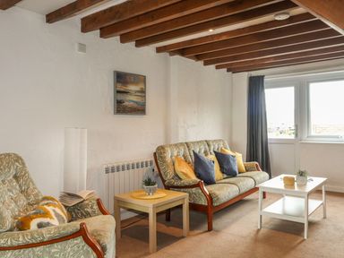 A living room with seating and a coffee table at Fadrun - 3 Ty'n Don