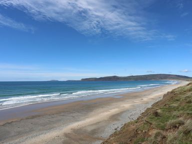 A scenic beach with waves and cliffs at Fadrun - 3 Ty'n Don
