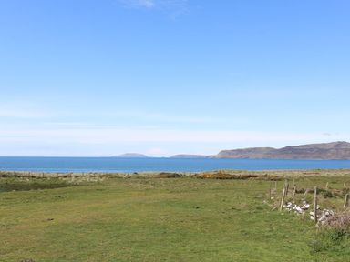 A landscape view of the ocean and islands at Penrhyn - 4 Ty'n Don