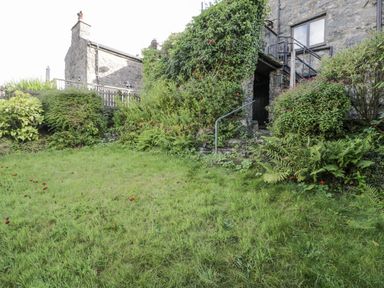 A garden with grass and plants at The Old Post Office null
