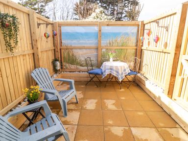 An outdoor area with chairs and a table at Sea Folly