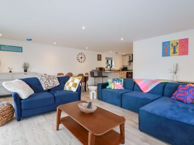 A living room with sofas and a table at Barn 5