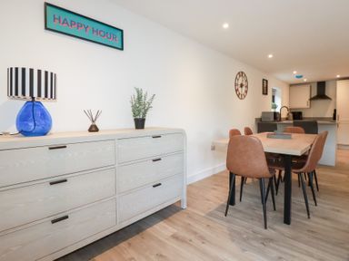 A dining room with a table and chairs at Barn 5