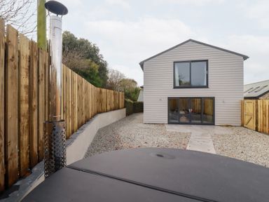 A house with a gravel pathway and wooden fence at Barn 5 
