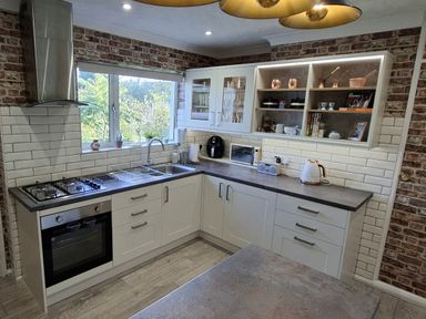 A kitchen with appliances and cabinetry at Apple Byrd in Kendal