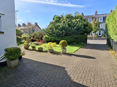A garden with flower pots and bushes at Apple Byrd in Kendal