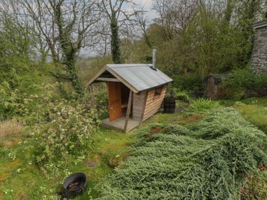 A cabin in a garden at Tyn Y Fron in Brynherbert near Llanrhystud