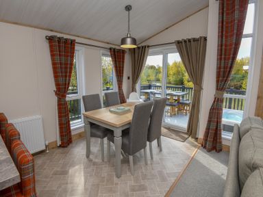 A dining room with a table and chairs at Lakewood Retreat in Woodhall Spa
