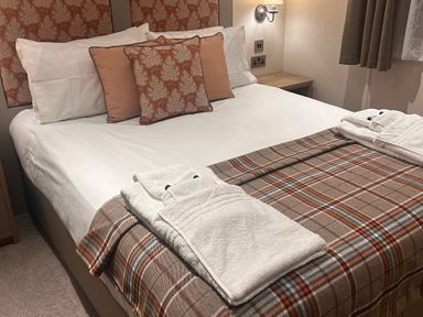 A bed with pillows and blanket at Lakewood Retreat in Woodhall Spa
