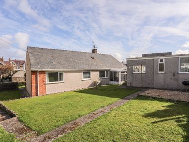 An outdoor view of a bungalow with a garden at Gelli - Morfa Nefyn, Morfa Nefyn