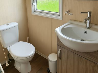 A bathroom with a toilet and sink at Whitehouse Leisure Park - Holiday Accommodation 19057 Towyn, Abergele