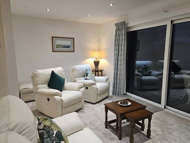 A living room with recliners and a table at Ty Nain in Bethel