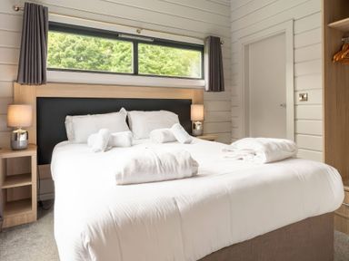 A bedroom with a bed and two bedside lamps at Askrigg (Pet) Aysgarth