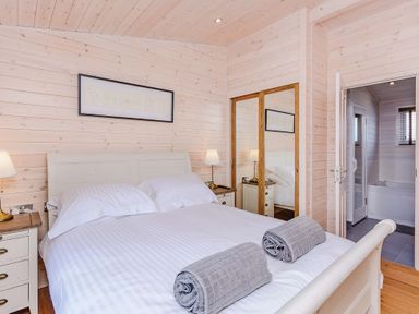 A bedroom with a bed and lamps at Typhoon Lodge in Winchester