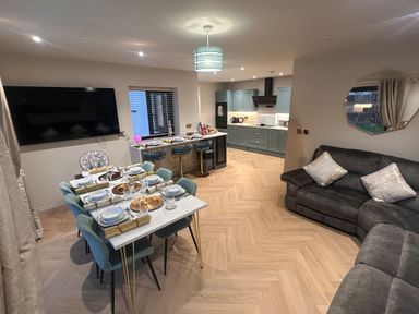 A dining room with table and chairs at Pistyll Ddu in Llanfairpwllgwyngyll