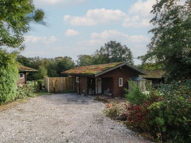 A house with a garden area at Woodlands View in Leek