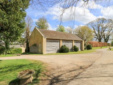 A building in an outdoor area at Swallow Studio Andoversford near Cheltenham