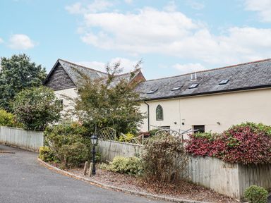 A house with garden and trees at Rushmoor Cottage in Colaton Raleigh