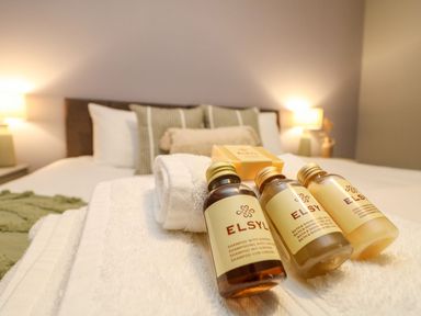 A bedroom with towels and shampoo products at Klysa in Camborne