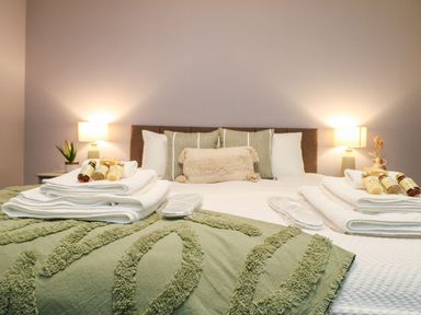 A bedroom with bed and towels at Klysa in Camborne