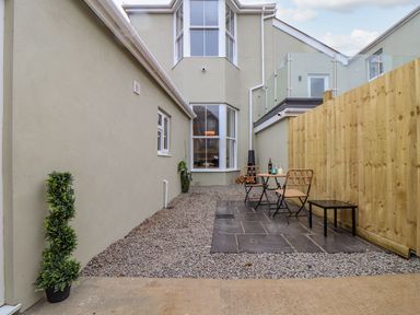An outdoor area with gravel and seating at Mews Retreat in Camborne