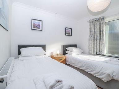 A bedroom with two single beds at Gilfach Goed in Abersoch