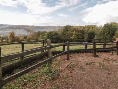 A parking area with gravel and signs at Gwyn Studio in Aberdare