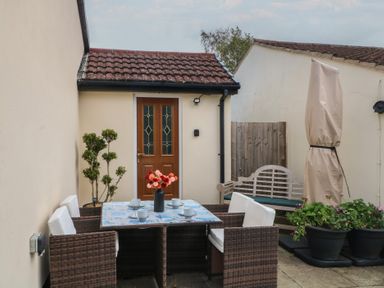 An outdoor seating area with a table and chairs at Pompian Lodge in Leyland