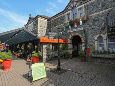 An outdoor area with a cafe and shops at Noddfa Penmachno
