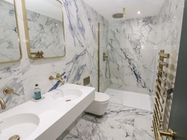 A bathroom with a shower, sink and toilet at Chapel Hill Catlowdy