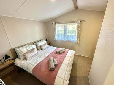 A bedroom with a bed and towels at the property in the location