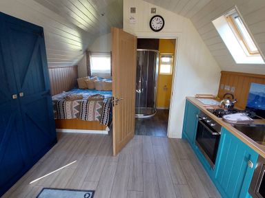A bedroom with kitchenette and shower at the property located in the mountains