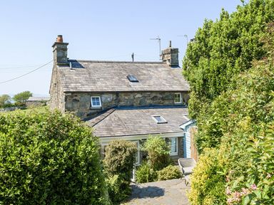 A house surrounded by greenery at Bwthyn Nain in Harlech