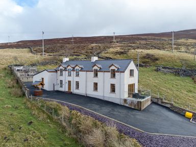A house with a garden and car park at Groeslon Uchaf in Caernarfon