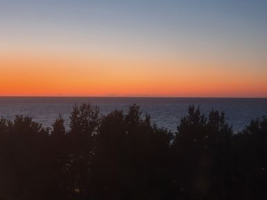 A view of the ocean and sunset at Sea View Escape in Penmaenmawr