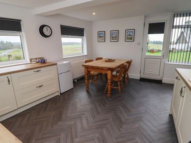 A dining room with a table and chairs at 1 Sunnybrae in Alnwick