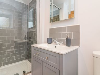 A bathroom featuring a shower, sink, and toilet at The Old Workshop in 