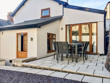 An outdoor area with a table and chairs at The Old Workshop in 