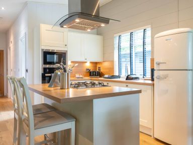 A kitchen with a stove and refrigerator at Bainbridge (Pet) Leyburn