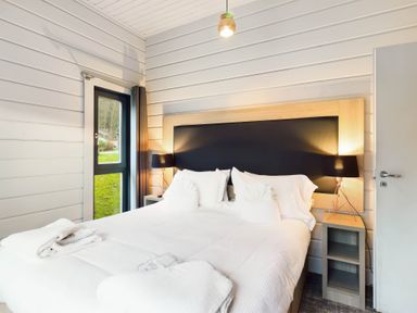 A bedroom with a bed and window at Leyburn (Pet) Leyburn